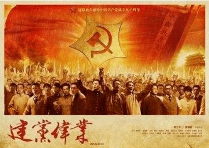探索黑色一字肩和蓝色牛仔裤的搭配竟有一种俏皮可爱的感觉,这到底是为什么呢?知识星球,解读专属行业洞见